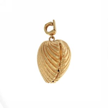 shell shaped pendant