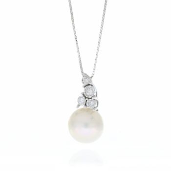 Pearl necklace with brilliants